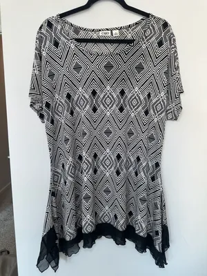 Cato Women's Black and White Geometric Print Tunic Top with Sheer Hem Size XL thumbnail 1
