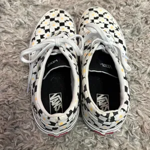 VANS WOMENS 6 Daisy checkered shoes white and black with laces VGUC thumbnail 3