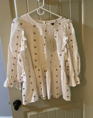 Universal Threads Flower Top thumbnail 1
