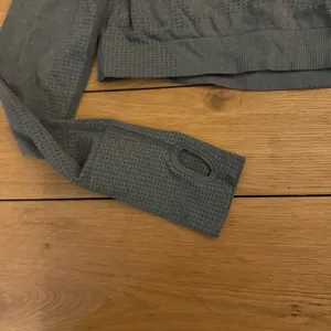 Gymshark vital seamless 2.0 long sleeve crop top gray medium thumbnail 9