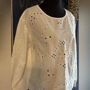 Maurices White Eyelet 100% Cotton Blouse size Small NWT thumbnail 3