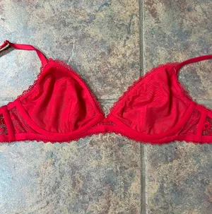 victoria’s secret large red lace bralette thumbnail 3