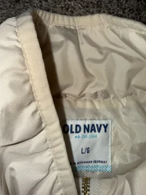 Old Navy Women's Diamond Quilted Full-Zip Puffer Vest in Ivory thumbnail 3