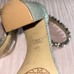 Badgley Mischka Jewel Size 6.5 Silver Jeweled Chunk Heels thumbnail 10