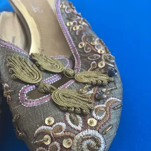 FINAL MARKDOWN Gold Embellished Women's Shoes 6 1/2 Size 6.5 thumbnail 2