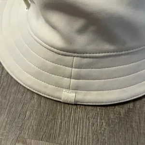 Lululemon NWT S/M Both Ways Reversible Bucket Hat in Manifesto Print &‎ Bone thumbnail 10