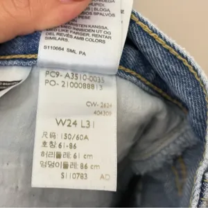 Levi’s ‘94 Baggy Jeans Women’s Size 24 High Rise Straight Leg Light Wash Denim thumbnail 11