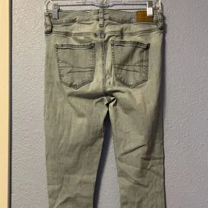 Size 4 American Eagle Distressed Ripped Light Wash Denim Jeans Jeggings Next Lev thumbnail 5