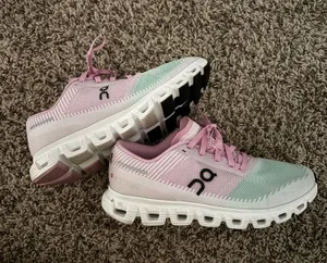On Cloud Women Shoes thumbnail 1