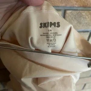 NWOT SKIMS Maternity Sculpting Short Mid Thigh Beige Light Tan Size S/M thumbnail 4