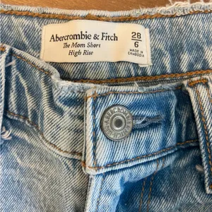 Abercrombie Mom Short - High Rise thumbnail 3
