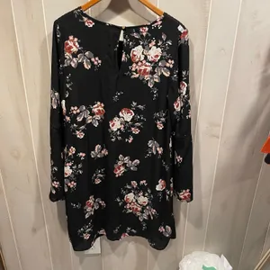 Cute flowy floral bell sleeve lattice trim midi dress Isabel Maternity lined thumbnail 5