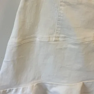 AQUA Denim Ruffle Asymmetric Hem Mini Skirt Size L Raw Edge Side Zip White thumbnail 6