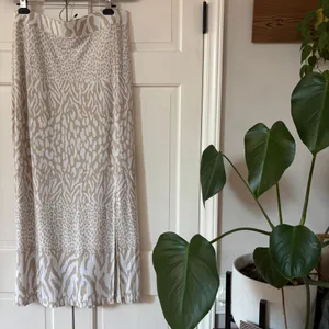 Chico’s Size 2 White‎ Tan Animal Print Maxi Skirt Slit Pull On Chicos Size Large thumbnail 2