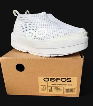 OOFOS OOmega Chukka White Slip On Recovery Sneakers Size 6 NIB thumbnail 1