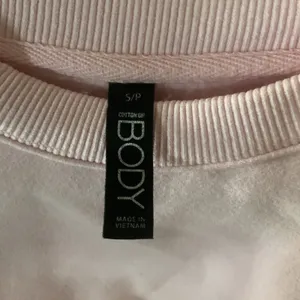 Cotton On Body Women’s Small Pink Cropped Sweatshirt Raw Hem Crewneck Oversized thumbnail 3