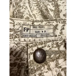 Free People Olive Green Abstract Feather Print Ankle Zip Skinny Jeans Size 26 thumbnail 4