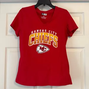 Team Apparel NFL Kansas City Chiefs Red Yellow Short Sleeve Tee M thumbnail 1
