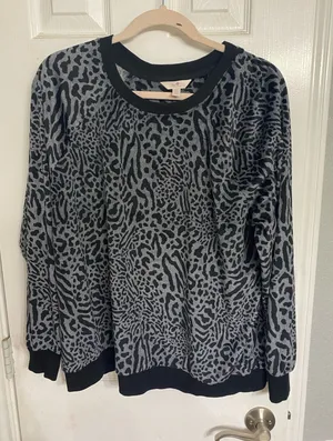 Soft leopard pullover thumbnail 1