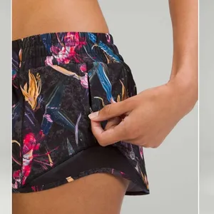 Lululemon Hotty Hot Low-Rise Lined Short 2.5" Veiled Floral thumbnail 4