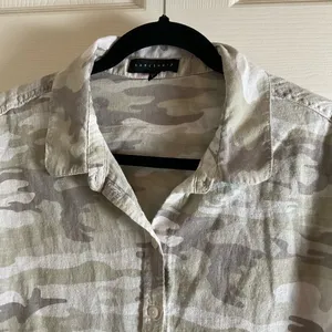 Sanctuary Camo Linen Blend Button Down Short Sleeve Shirt Large thumbnail 3