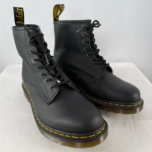 NEW Dr. Martens Smooth Leather Lace Up Boots in Black Size Woman's‎ 10 Mens 9 thumbnail 2