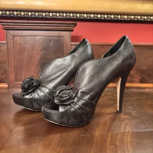 Vince Camuto Black Leather Peep Toe Heels Rose Appliqué‎ Platform Size 7.5 thumbnail 2