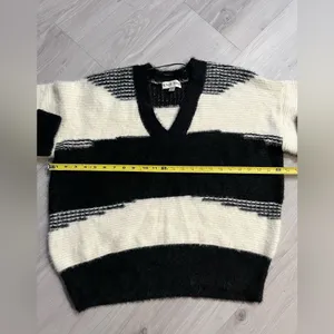 NWOT Knox‎ Rose Fuzzy Black and White Sweater thumbnail 5