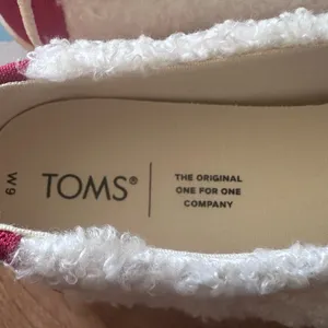 TOMS Cream and Red Fuzzy Slip-On Shoes thumbnail 6