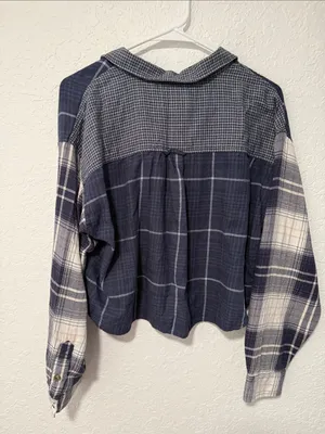 AMERICAN EAGLE Navy Blue Plaid Cropped Button Down Flannel Size Large thumbnail 6