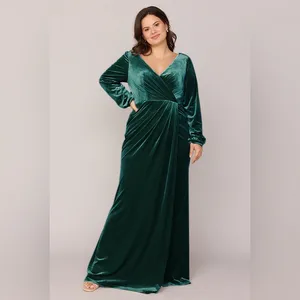 REVELRY Vera Velvet Dress in Emerald Green Size 4 | Evening | Bridesmaid Dress thumbnail 2