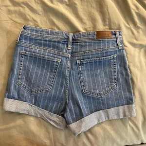 Hollister Ultra High-rise Mom Shorts 3inch thumbnail 3