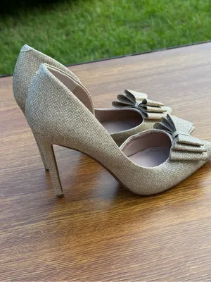Betsey Johnson Prince Gold Glitter Bow Pointed Toe Heels Size 9 thumbnail 3