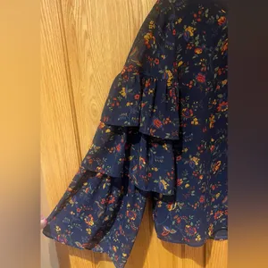 Madewell Ruffle-Sleeve‎ Top Blouse in Climbing Vine Navy Blue Floral Size Medium thumbnail 15