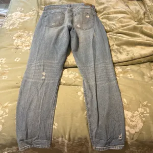 Light Wash Ripped American Eagle Mom Jeans size 6 thumbnail 5