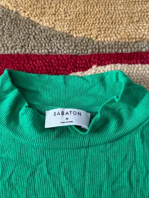 Aritzia Babaton Kelly Green Ribbed Mock Neck Short Sleeve Tee Shirt Size Medium thumbnail 2