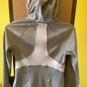 XS Under Armour heat gear gray and white sweat jacket thumbnail 8