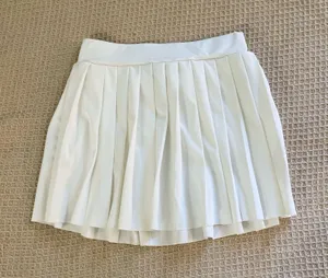White pleated skirt. thumbnail 1