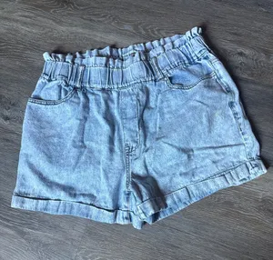 TGLA Woman’s M Lightweight Light Wash Paperbag Waist Cuffed Hem Denim Shorts thumbnail 1