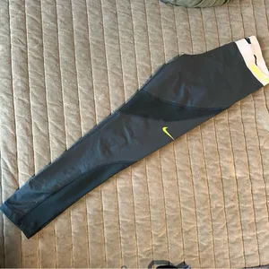NIKE Women’s Dark Green Leggings thumbnail 5
