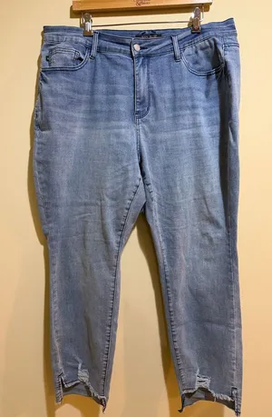 Women’s Judy Blue Relaxed Fit Distressed Raw Hem Jeans thumbnail 1
