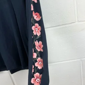 Abercrombie and Fitch women navy crewneck long sleeve floral graphic tee size M thumbnail 4