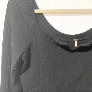 Free People Size Medium Black Ribbed V Neck Long Sleeve Scoop Top thumbnail 2