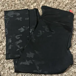 SPANX Faux Leather Leggings Matte Black Camo Medium thumbnail 9