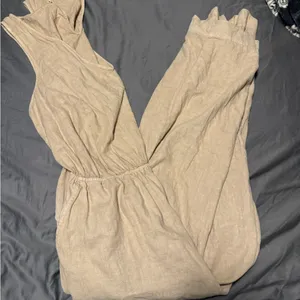 Universal Threads Tan Jumpsuit with Relaxed Fit and Sleeveless Design thumbnail 4