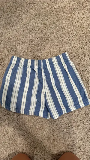 Old navy shorts  thumbnail 2