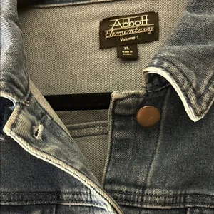 Abbott Elementary Teachers Edition‎ Vol 1 Denim Jacket Medium Wash XL 123-J178 thumbnail 5