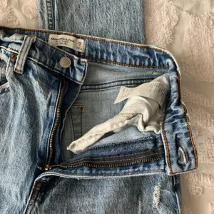 Abercrombie Women’s 26 2 Regular The 90’s Straight Ultra High Rise Jeans thumbnail 9