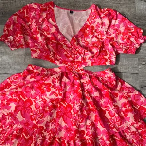 Vibrant Pink Floral Women's Casual Dress thumbnail 2