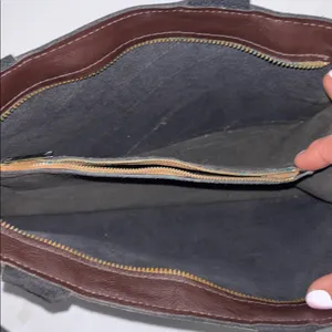 Source Unknown BROWN LEATHER VINTAGE HAND BAG DESIGN ON ONE SIDE ZIP MIDDLE POCKET INSIDE thumbnail 8